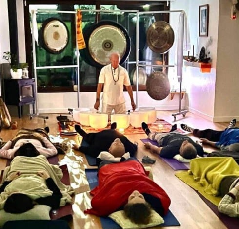 Carles y los viajes de sonido en Akasha Carles y los viajes de sonido en Akasha